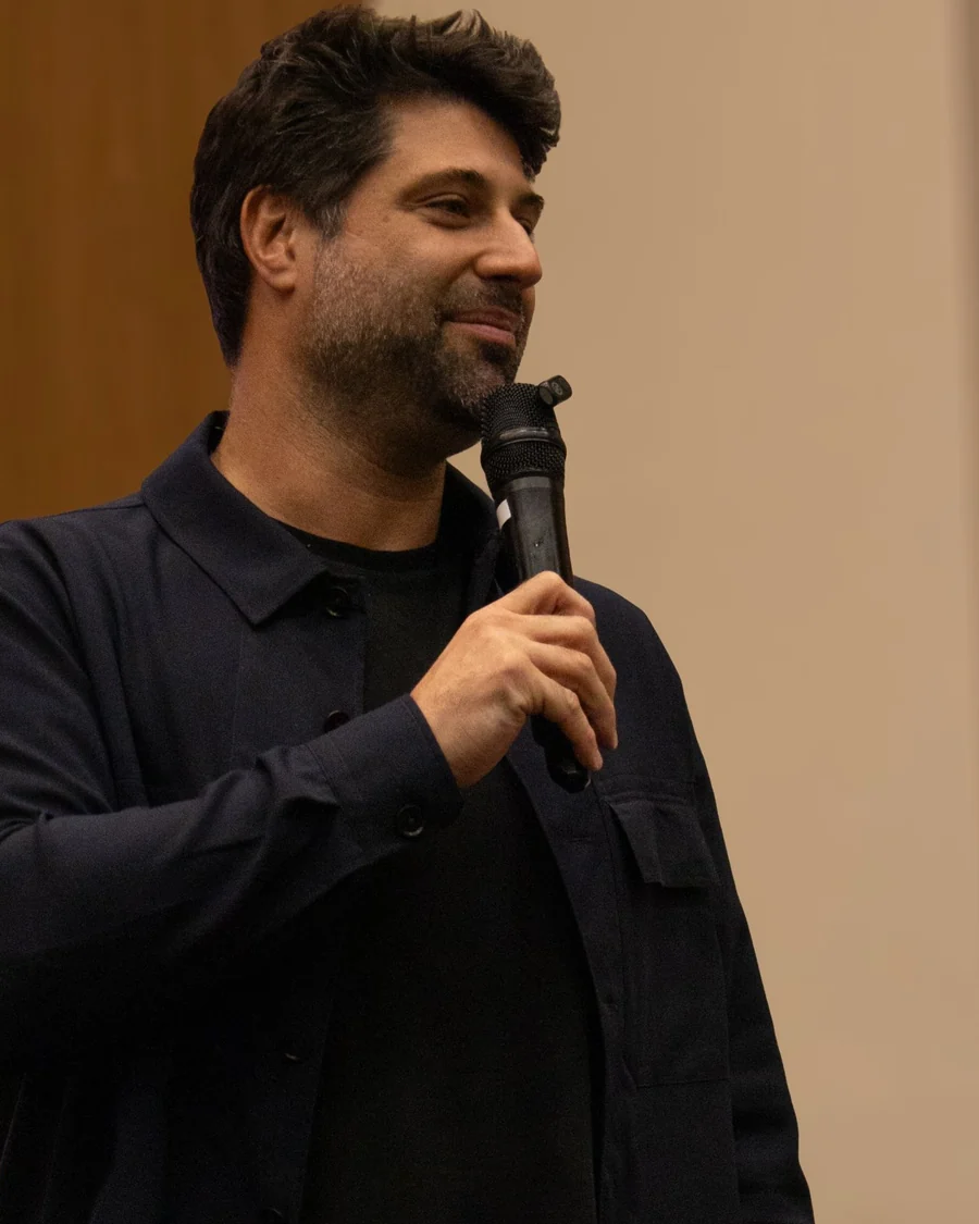 Alfredo Soares segurando o microfone durante a palestra no BPE 2026