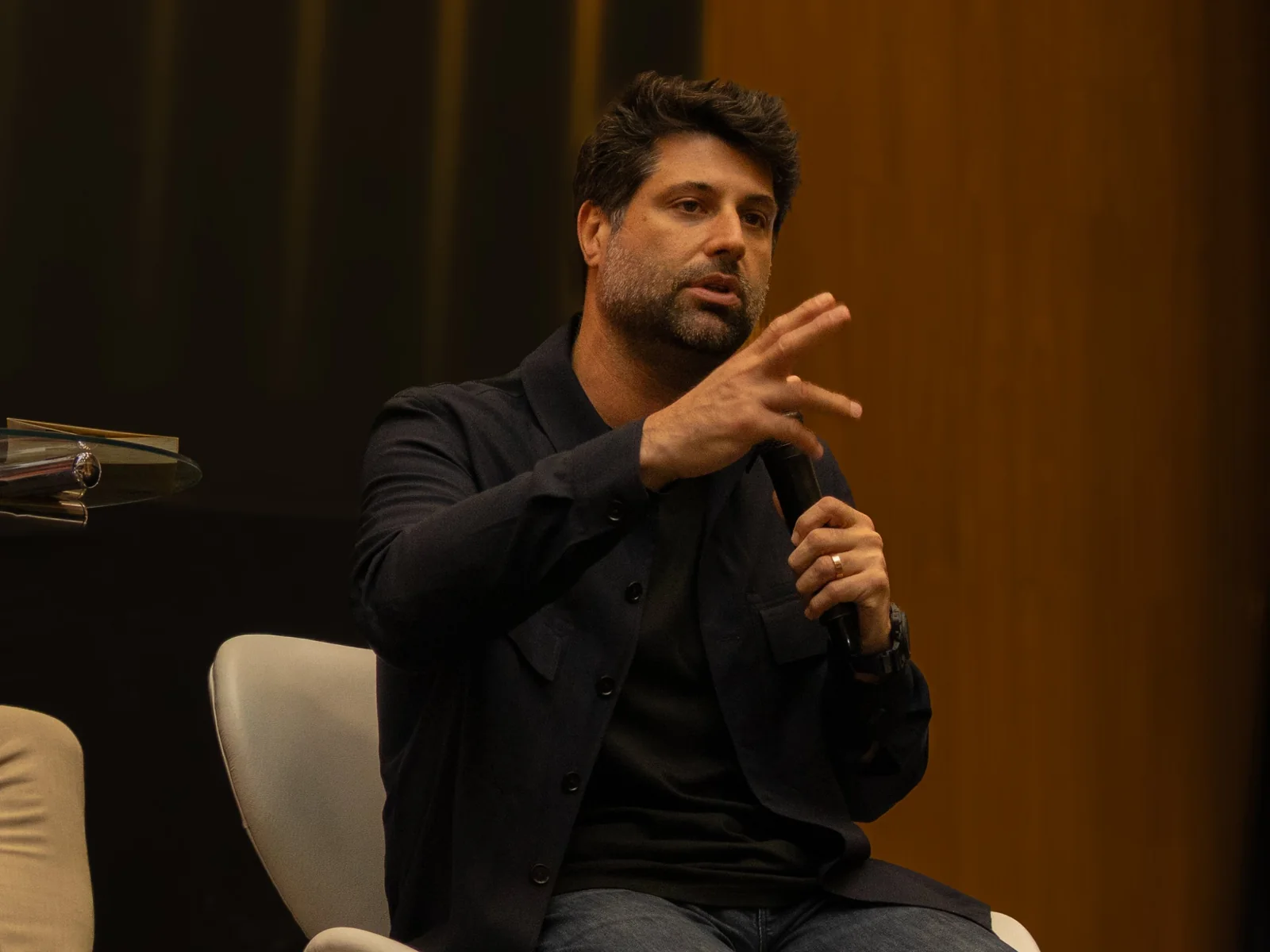 Alfredo Soares sentado, explicando com a mão levantada no BPE 2026
